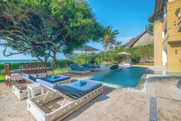 Hồ bơi ngoài trời