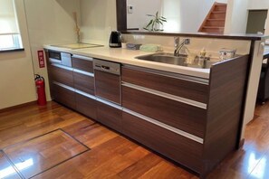 Een moderne keuken met een ingebouwde vaatwasser, een spoelbak en een aanrecht.
