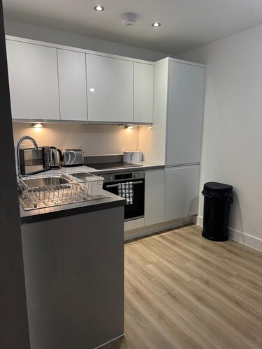 Modern Flat In Old Trafford Sleeps 4| Free Parking