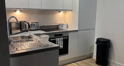 Modern Flat In Old Trafford Sleeps 4| Free Parking