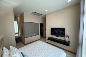 Room - Unique Beach Style 3 Bedroom Villa with Mega Pool (Pattaya)
