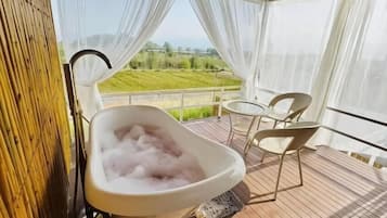 Outdoor spa tub