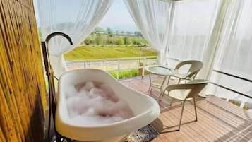 Outdoor spa tub