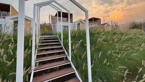 Een pad dat leidt naar een modern gebouw met een geometrisch ontwerp.