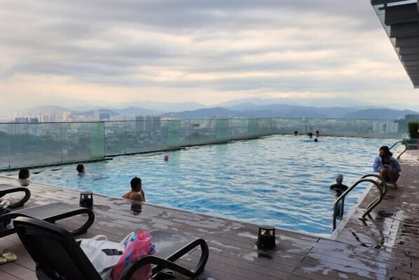 Outdoor pool - EkoCherasBalcony Sunshine&Cosy Condo Stay 3/4Pax (Kuala Lumpur)
