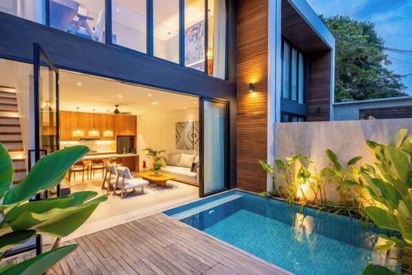 حمام سباحة خارجي