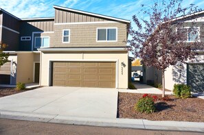 Exterior - Modern 3BR Home in Meridian - King Suite - Comfort (Nampa)