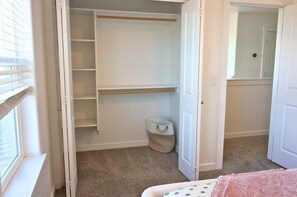3 bedrooms, desk, iron/ironing board, travel crib - Modern 3BR Home in Meridian - King Suite - Comfort (Nampa)