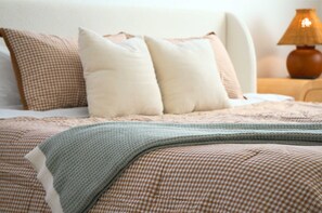 3 عدّة غرف نوم ومكتب ومكواة/لوح كي وسرير سفر