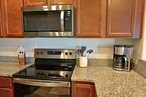 Fridge, microwave, oven, stovetop - Modern 3BR Home in Meridian - King Suite - Comfort (Nampa)