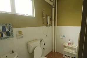 A bathroom with a toilet, bidet, and shower. - Mahasa Homestay Kuala Lumpur (Kuala Lumpur)