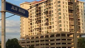 A multi-story residential building with a sign reading "JALAN MAHASA". - Mahasa Homestay Kuala Lumpur (Kuala Lumpur)