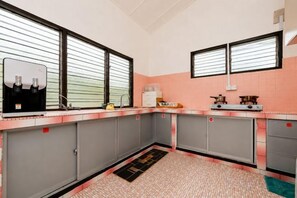 A kitchen with two sinks, a stove, and cabinets. - Batu Pahat w Pooltable Villa 4Br16Pax by Our Stay (Simpang Kanan)