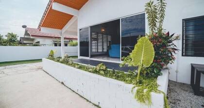 Batu Pahat w Pool table & Karaoke Villa 4BR 16pax
