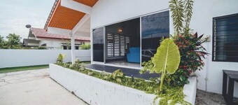 Batu Pahat w Pool table & Karaoke Villa 4BR 16pax