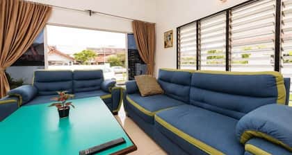 Batu Pahat w Pooltable Villa 4Br16Pax by Our Stay