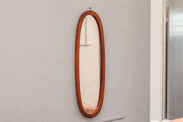 A wall-mounted oval mirror with a wooden frame. - Batu Pahat w Pooltable Villa 4Br16Pax by Our Stay (Simpang Kanan)