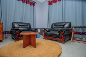 Suite | Living area | TV - La Casa Preciosa (Tanga)