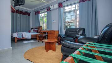 Sviitti | Työpöytä, kannettavalle tietokoneelle sopiva työtila, ilmainen Wi-Fi