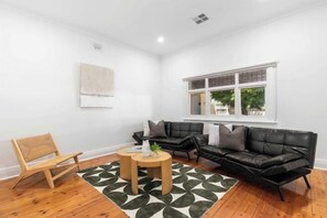 Room - Bobby's Beachside Bungalow in Grange (Grange)