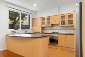 Room - Bobby's Beachside Bungalow in Grange (Grange)