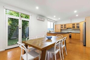 Room - Bobby's Beachside Bungalow in Grange (Grange)