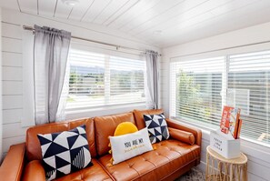 Living area - Zion's Gateway: Fully Equipped Tiny Home for Your Utah Exploration! (Apple Valley)