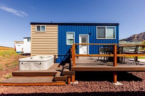Terrace/patio - Zion's Gateway: Fully Equipped Tiny Home for Your Utah Exploration! (Apple Valley)