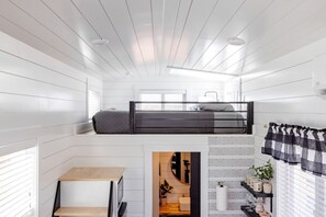 2 bedrooms, WiFi, bed sheets - Zion's Gateway: Fully Equipped Tiny Home for Your Utah Exploration! (Apple Valley)