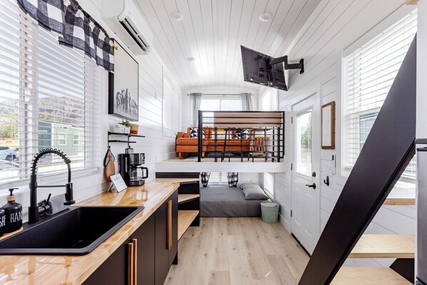Interior - Zion's Gateway: Fully Equipped Tiny Home for Your Utah Exploration! (Apple Valley)