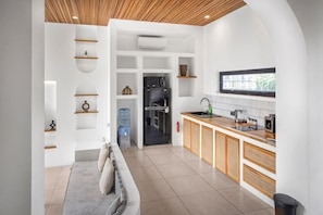 A modern kitchen with built-in appliances, a wooden countertop, and a built-in oven. - Samastiti Bingin Luxury appartements steps from the beach (Bali)