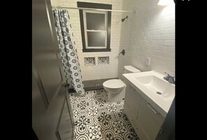 Dusj, hårføner, håndklær og såpe