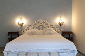 A bed with a white headboard, two bedside lamps, and a nightstand. - Oasis in the Center of Bologna (Bologna)