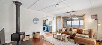 The Nook, cosy beach house in Sunderland Bay