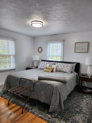 4 bedrooms, iron/ironing board, WiFi, bed sheets