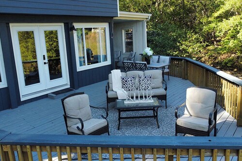 Spacious Lakefront Retreat – Sleeps 14, Private Dock,
Prime Location
