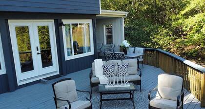 Spacious Lakefront Retreat – Sleeps 14, Private Dock,
Prime Location