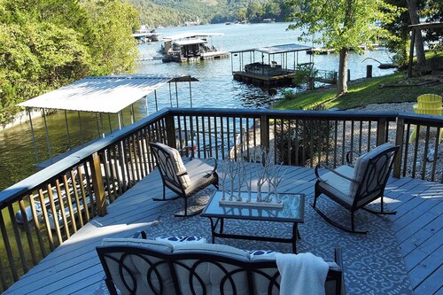 Spacious Lakefront Retreat – Sleeps 14, Private Dock,
Prime Location