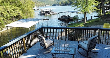 Spacious Lakefront Retreat â Sleeps 14, Private Dock,
Prime Location