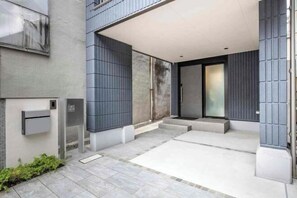 المنطقة المحيطة بالمنشأة