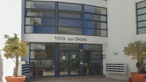 A building with a sign reading "VISTA DAS ONDAS" at the entrance. - Wave View Holidays (Albufeira)