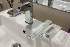 A bathroom sink with a modern faucet and a mirror above it. - 7Pax Family-Friendly Kepong DesaPark MontKiara (Kuala Lumpur)