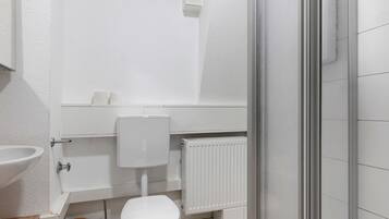 Een douche, een haardroger, handdoeken