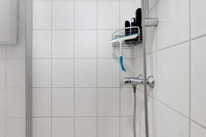 Dusch, hårtork och handdukar