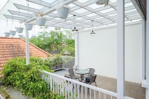 Outdoor dining - Puri Gading Villa Jimbaran by The Lavana (Bali)