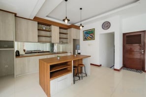 Private kitchen - Puri Gading Villa Jimbaran by The Lavana (Bali)