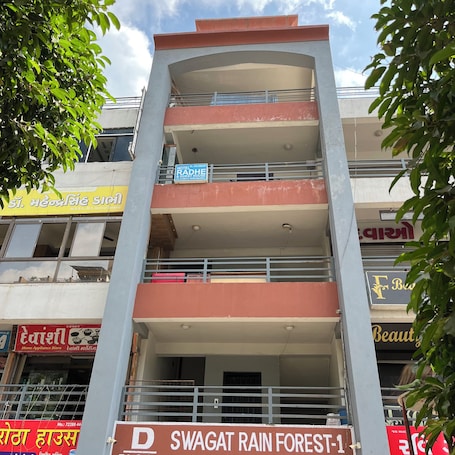 Exterior. Hotel Radhe Kuudasan