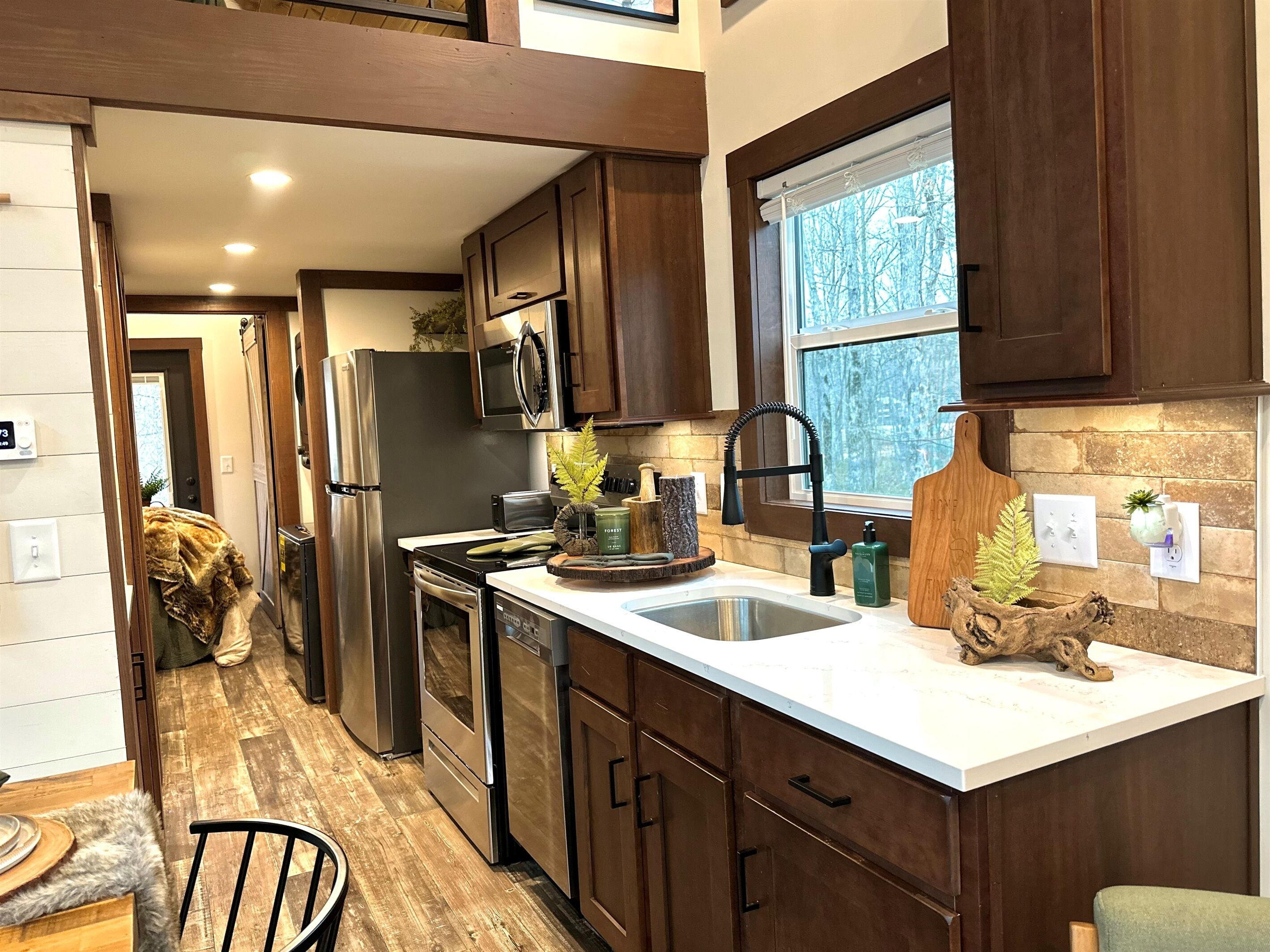 Geladeira, micro-ondas, fogão, cooktop