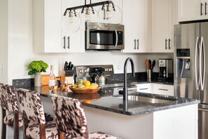 Refrigerador, microondas, horno y parrilla de estufa 