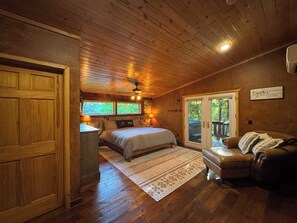 5 soverom, skrivebord, strykejern/-brett og reiseseng for barn